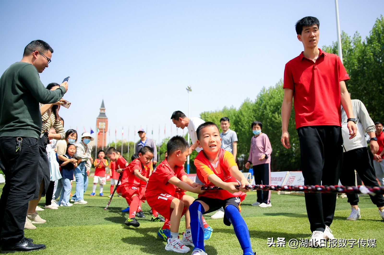 幼儿园孩子踢足球创意视频,足球比赛萌娃看台