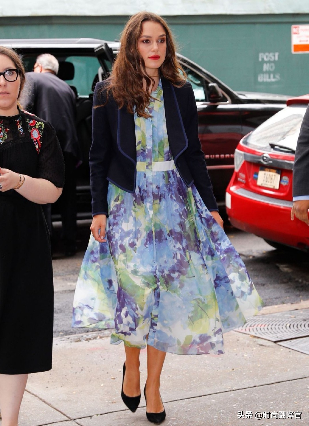 看了这位英伦玫瑰的小腿，我才明白为什么她偏爱锥形裤和长裙