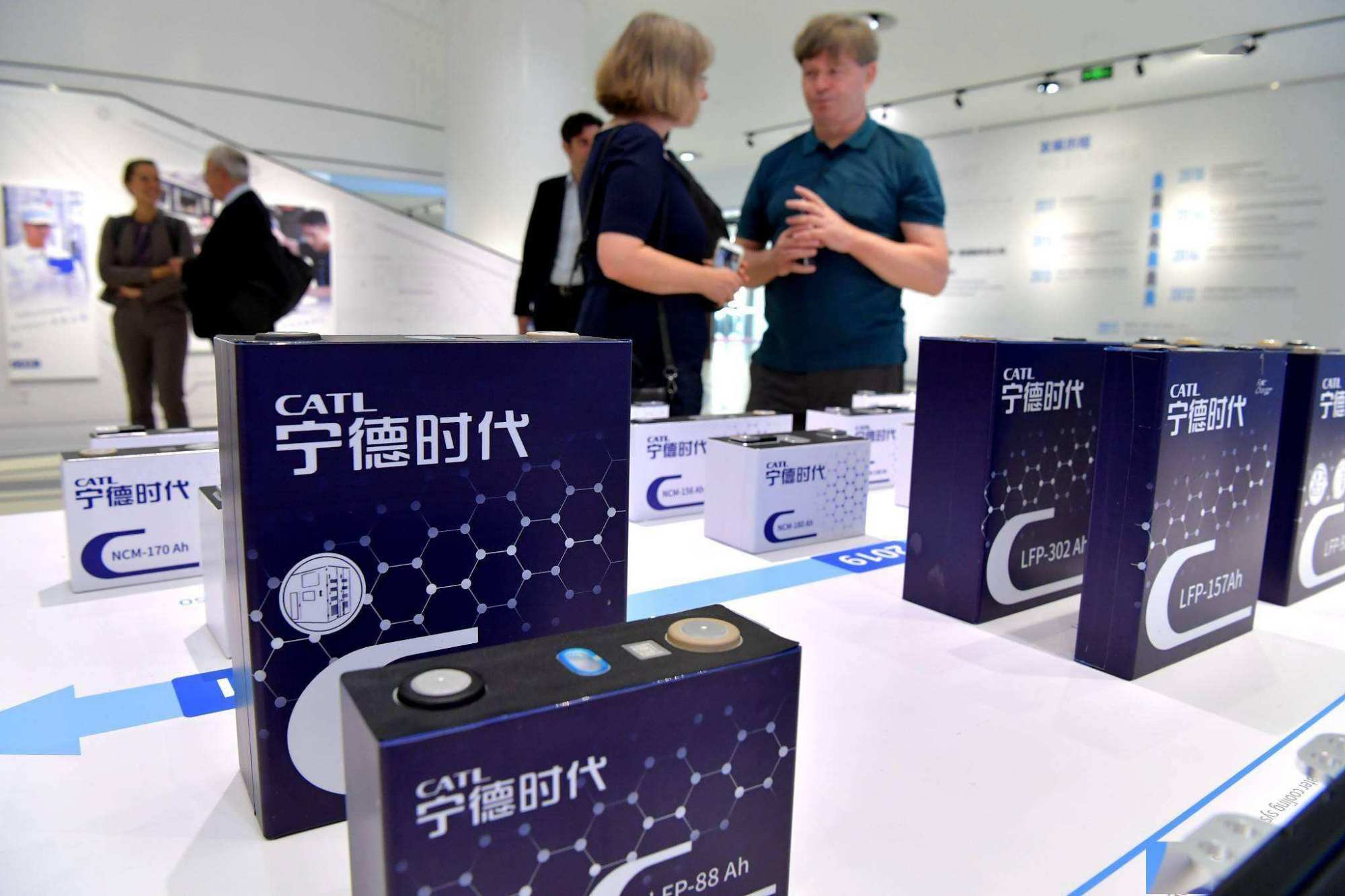 苹果真把中国当后花园了？曾开除数十家供货商，还不忘点名京东方