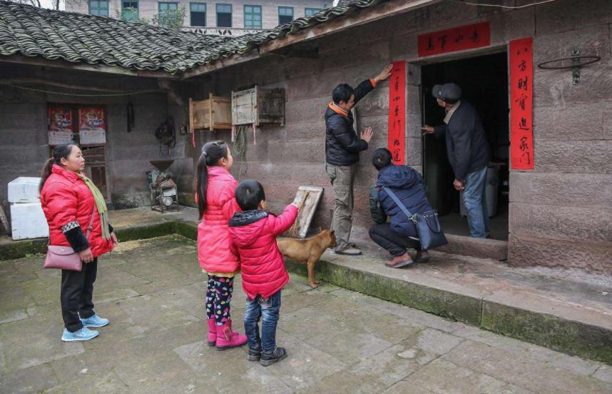 腊月二十九，开心过除夕，家家户户贴对联，3个讲究不妨一看