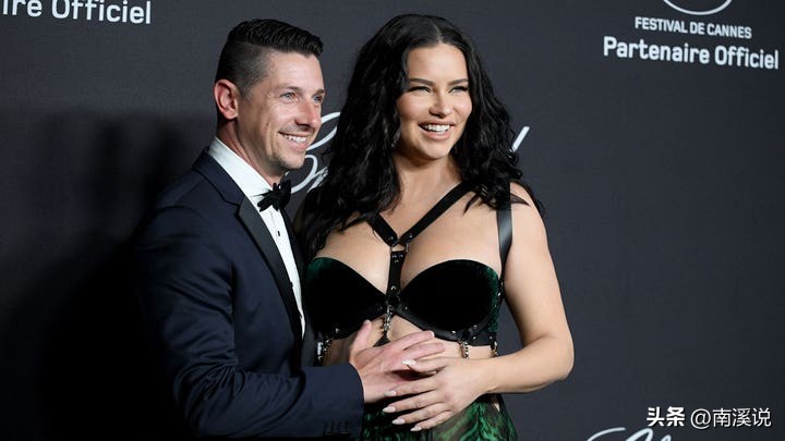 维密超模阿德里亚娜·利马喜迎第三个孩子出生