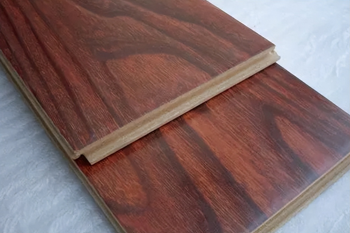 复合地板砸了坑怎么修补,复合地板坏了怎么修补