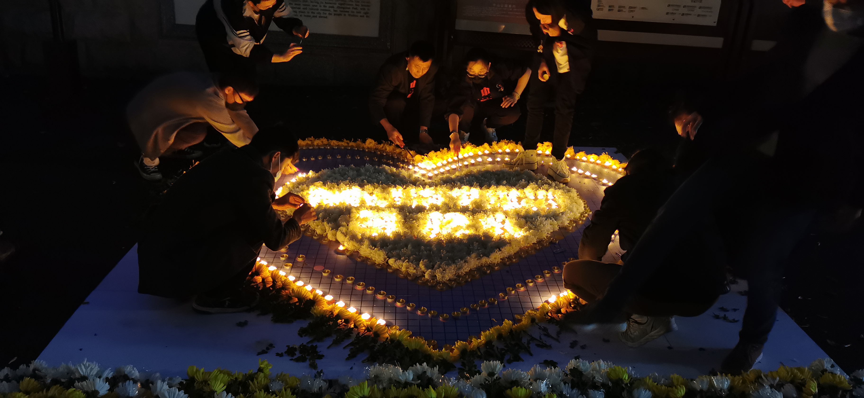 东航事故“头七”，多位家属寻求心理援助，现场专家：办祈福仪式让家属不再孤独，搜救人员心理问题亦需关注