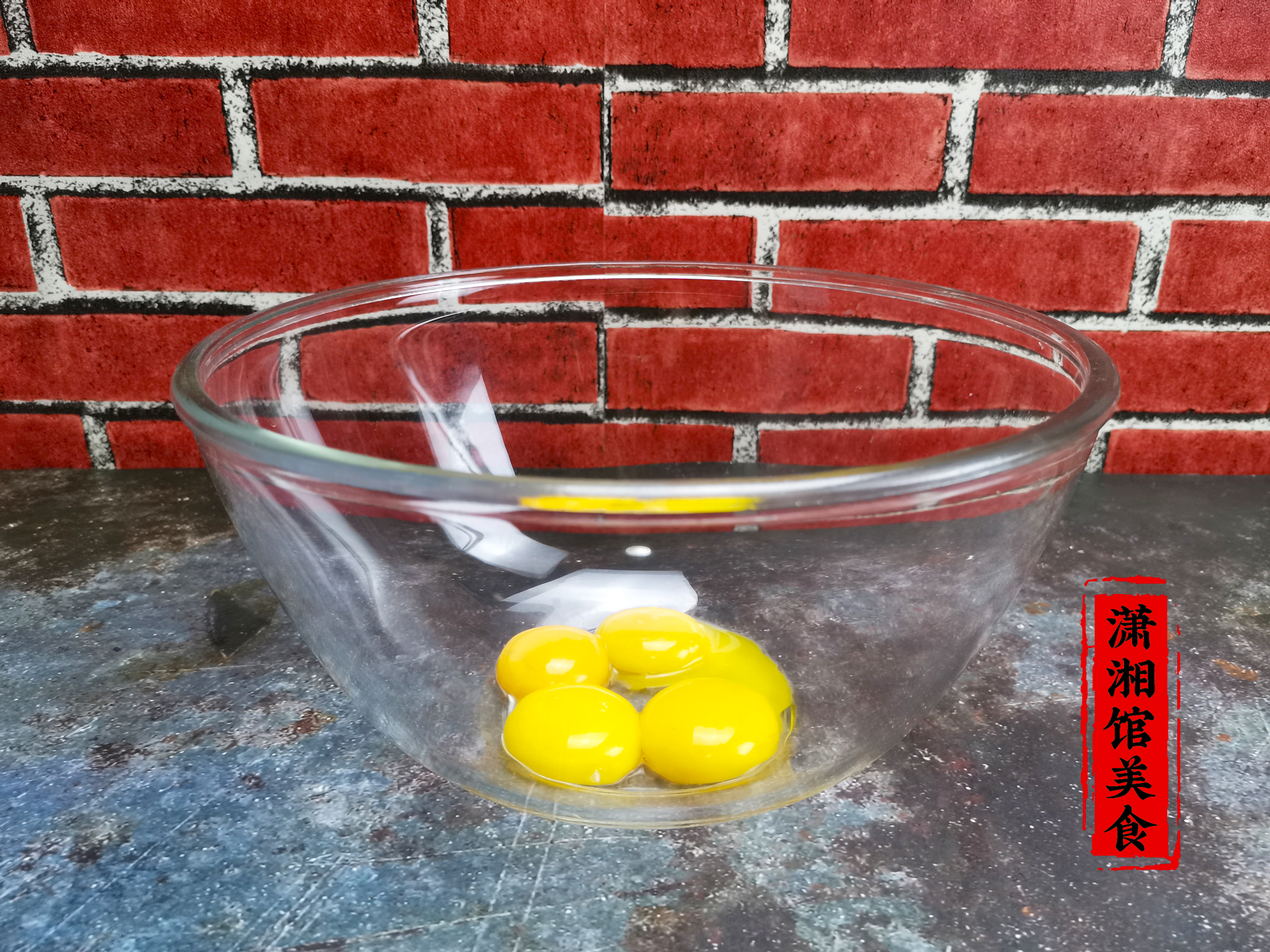 戚风蛋糕调蛋黄糊,先放糖还是先放油?放错顺序,蛋糕粗糙不细腻