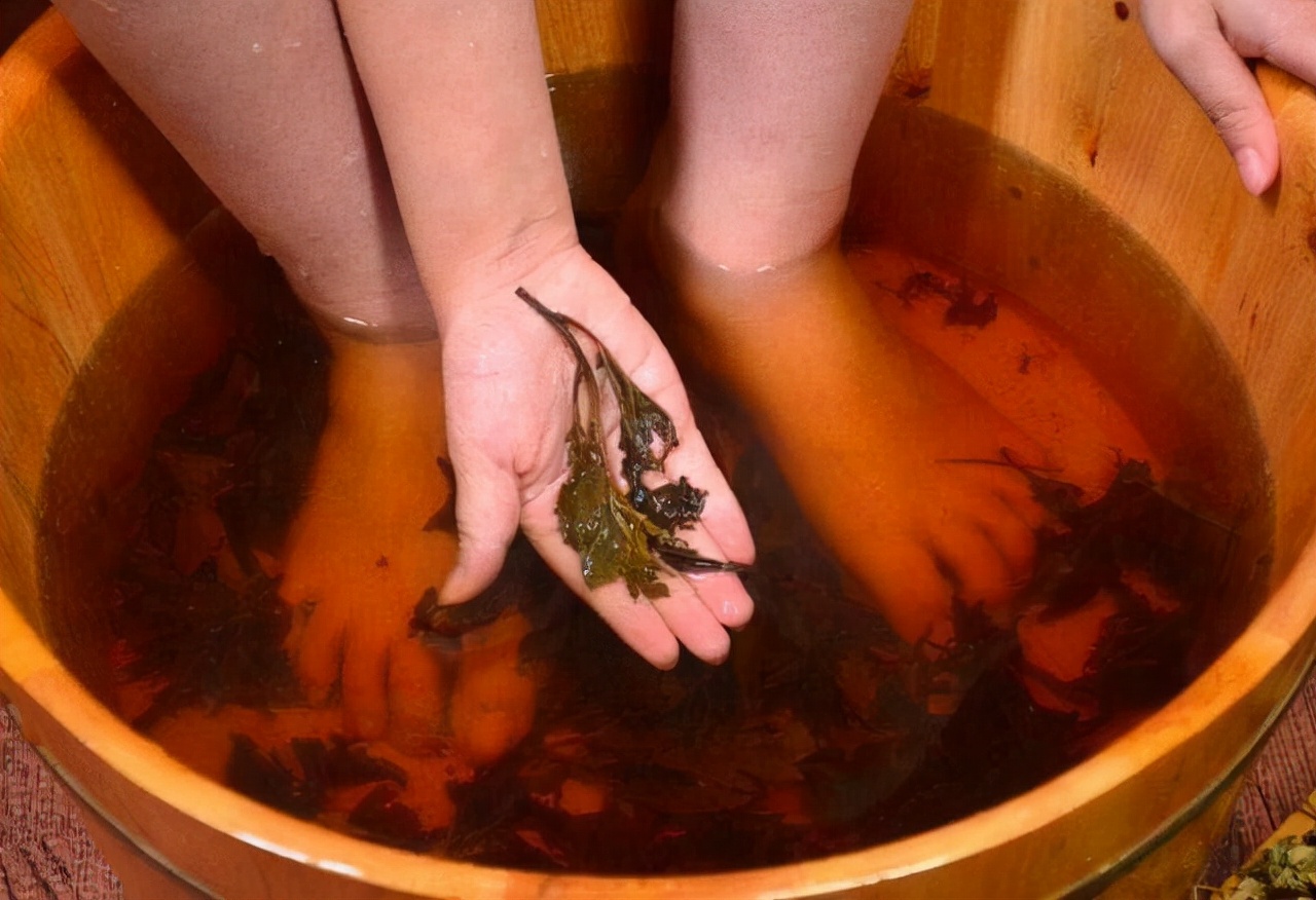 睡前艾草泡脚有什么好处,睡前坚持用艾叶泡脚