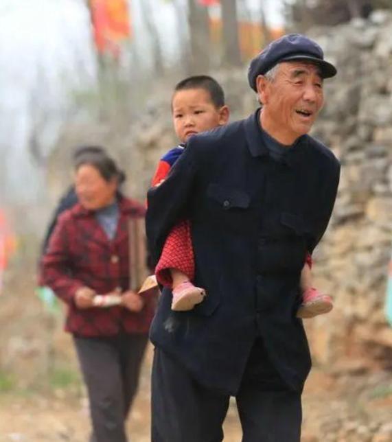 为什么老人身上有一股怪味？50岁后尽量远离4种习惯，或老了没味