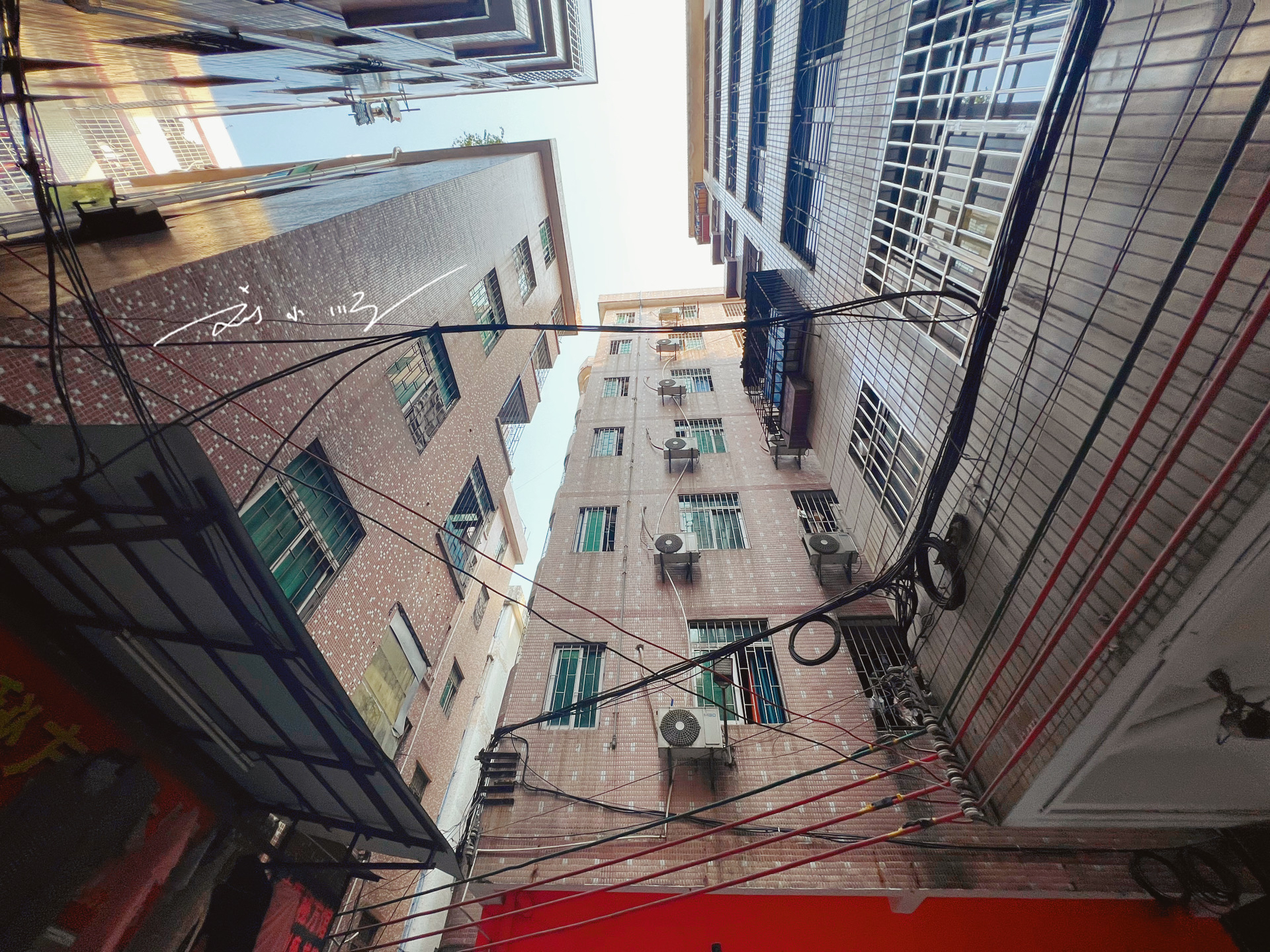 广州市中心有一个超大的城中村,广州白云区有几个热闹的城中村