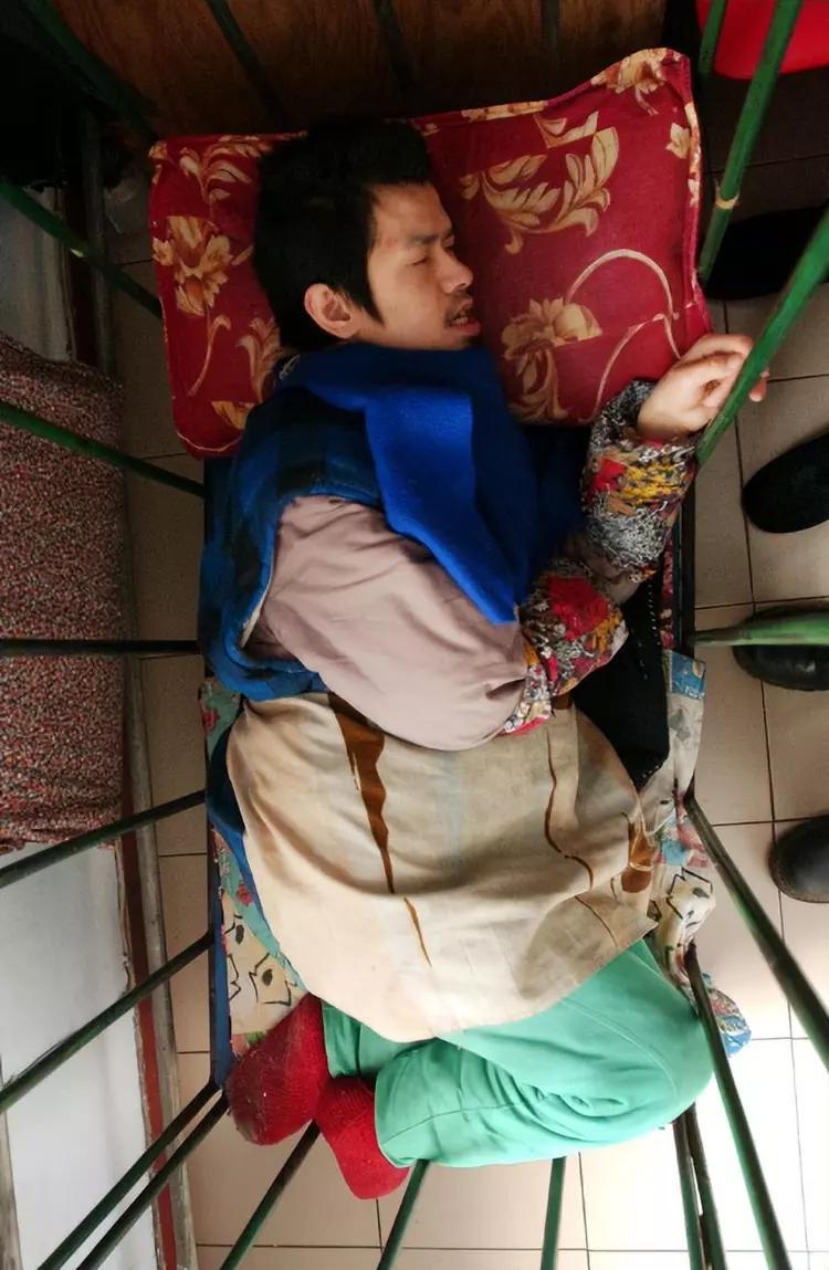 母亲把儿子关在小屋里23个月,母亲将儿子关笼子15年