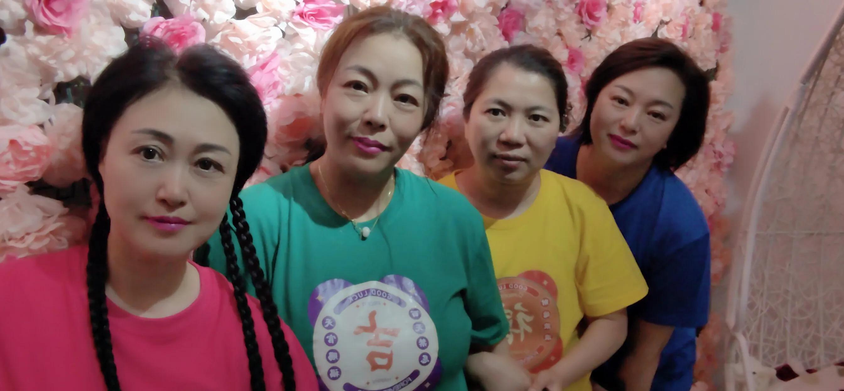 穿上闺蜜装的四个七零后，嫁到东南西北也断不了的姐妹情