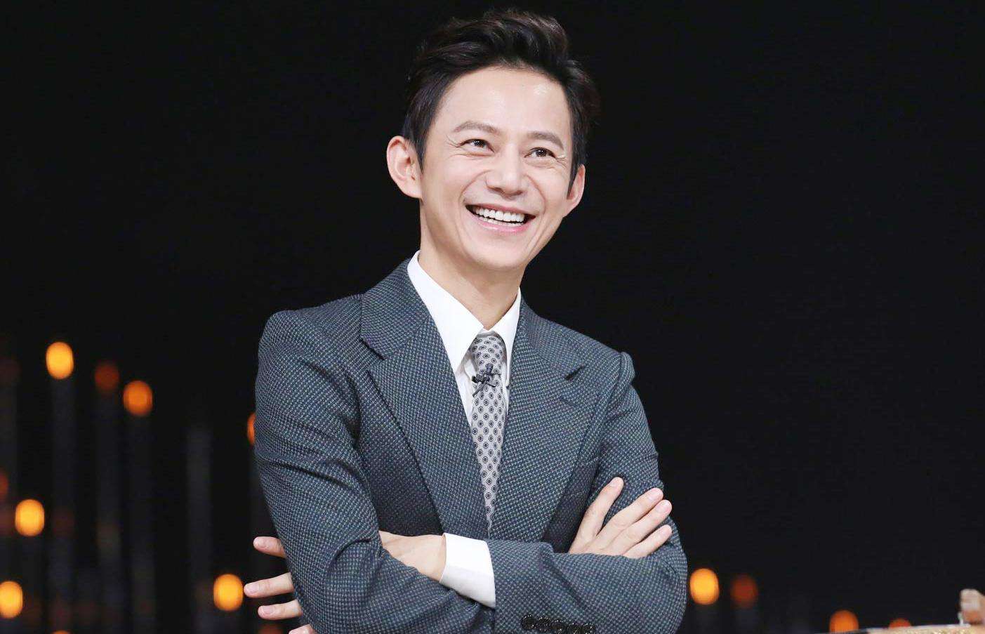 何炅与神秘男子十指相扣,何炅当街牵手完整视频