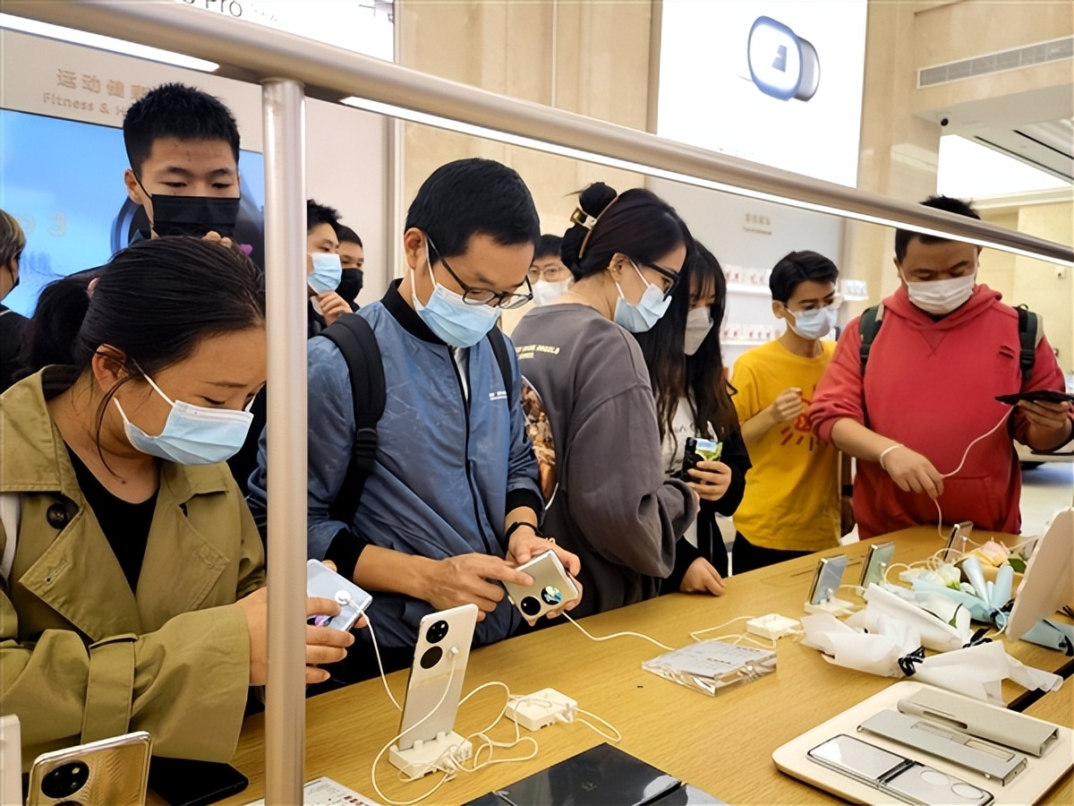 华为折叠屏手机pockets后摄自拍,华为折叠手机pockets绿屏幕