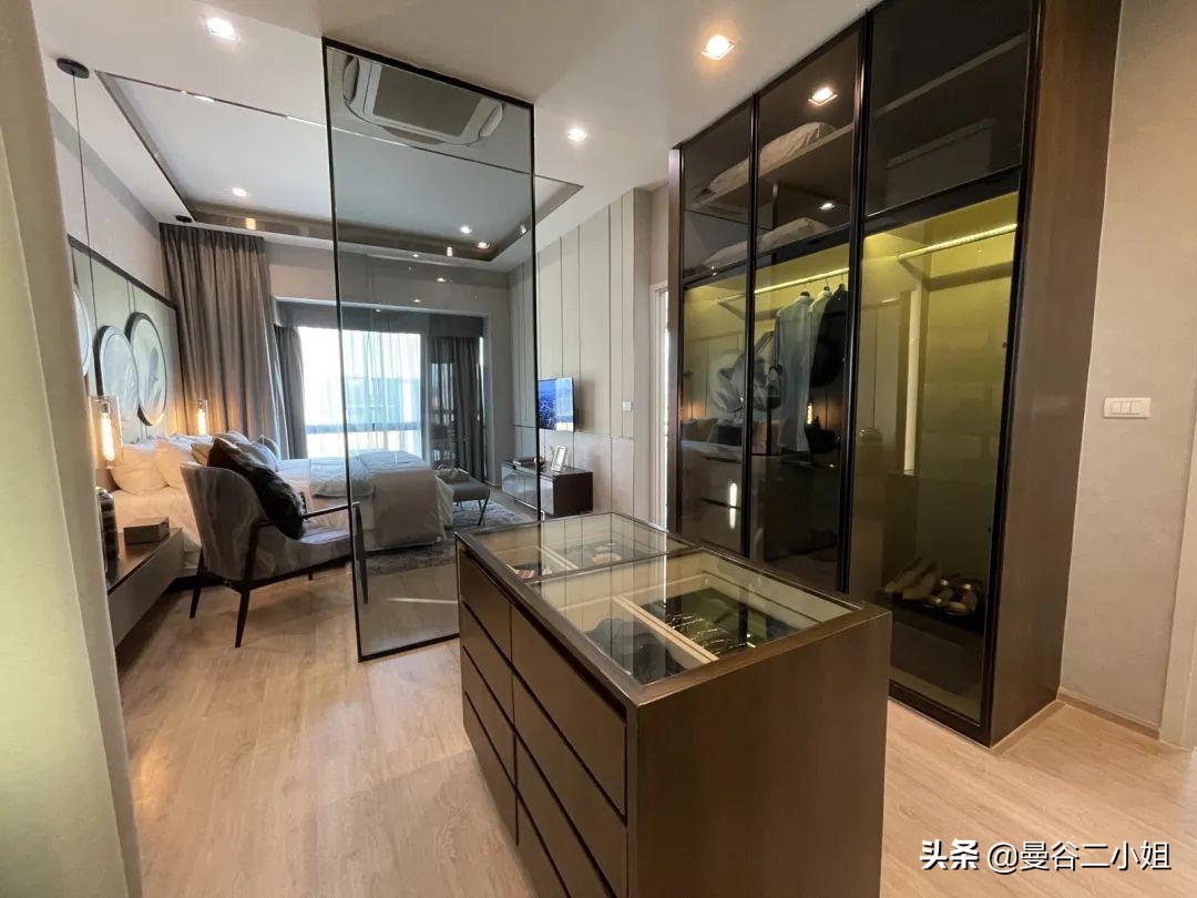 只要100多万的泰国三层别墅，6米挑高玻璃窗，比千万豪宅还大气