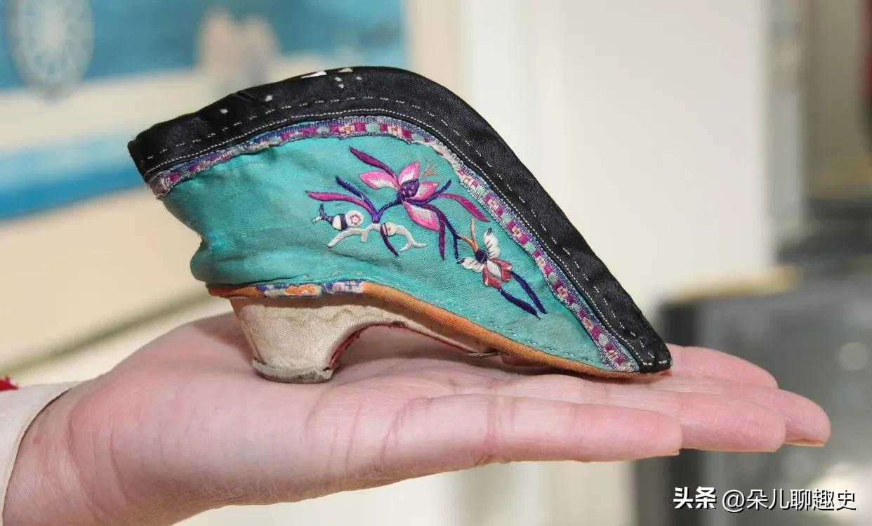 74岁大爷带小鞋鉴宝视频,大爷带三寸金莲鉴宝