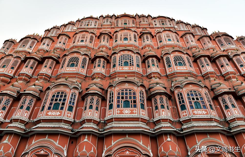 在哥达王朝时期的建筑中,哪些特征体现了该时期独特的空间构成