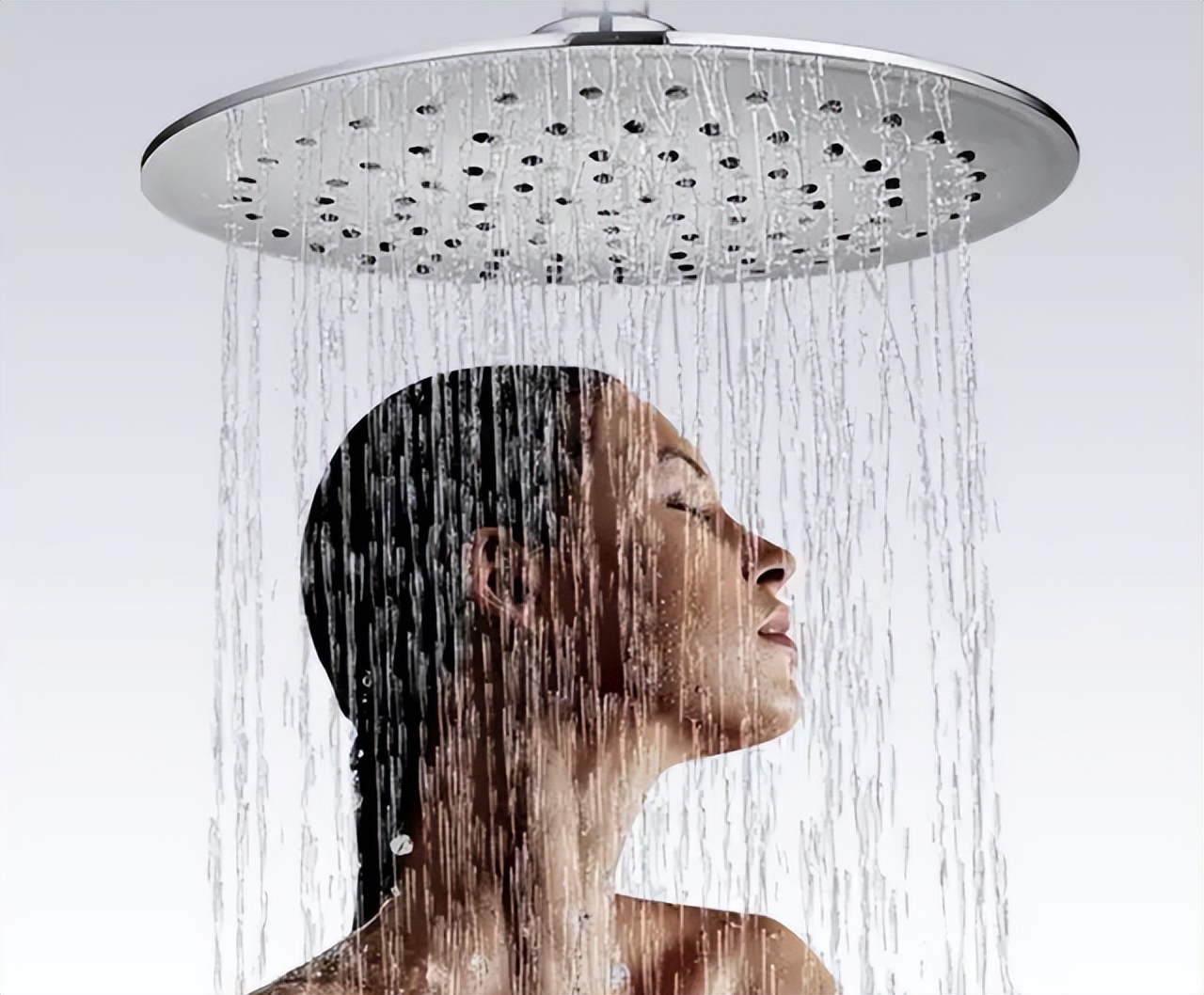 女生洗澡时会站着撒尿吗？别不好意思，看看对身体有益还是有害