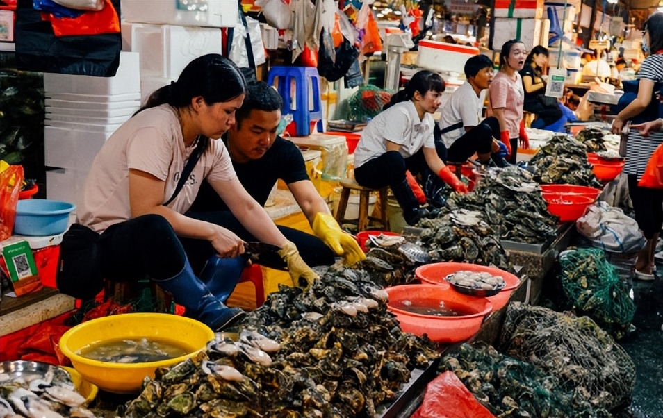 月入10万，在香港41岁靓妈每天剖鱼高达1800条，动力来自两个女儿