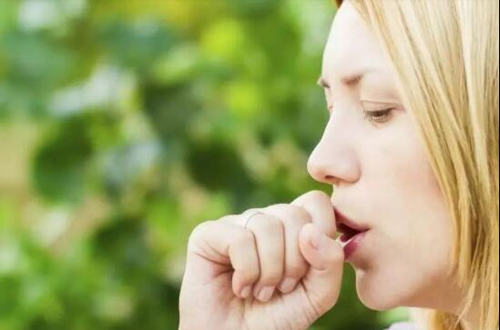 喉咙有痰怎么也咳不出怎么解决,喉咙感觉有痰咳不出来有什么妙招