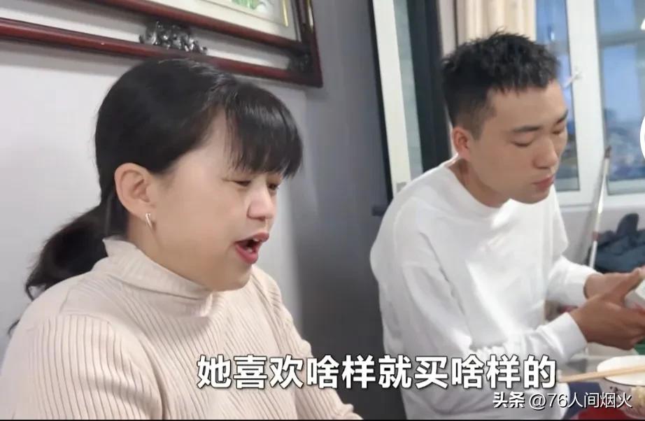 中国小伙在俄罗斯给洋媳妇买礼物,中国女婿带中国礼物回俄罗斯