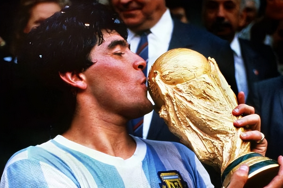 邓公一生钟爱足球，晚年邀球王访华遭拒绝，扬言：不给三个亿不去