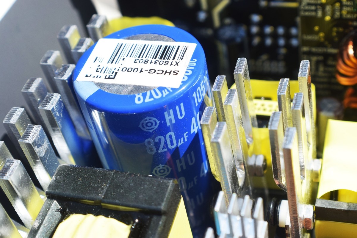 面向高端玩家、可一键超频至6400的技嘉AORUSRGBDDR56000内存条