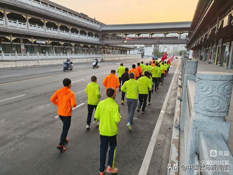 向雷锋同志学习60周年纪念活动,向雷锋同志学习题词视频