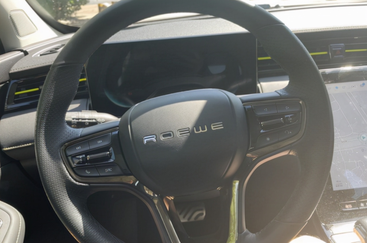 荣威rx51.5t2022款百万款,荣威rx52.0t10万