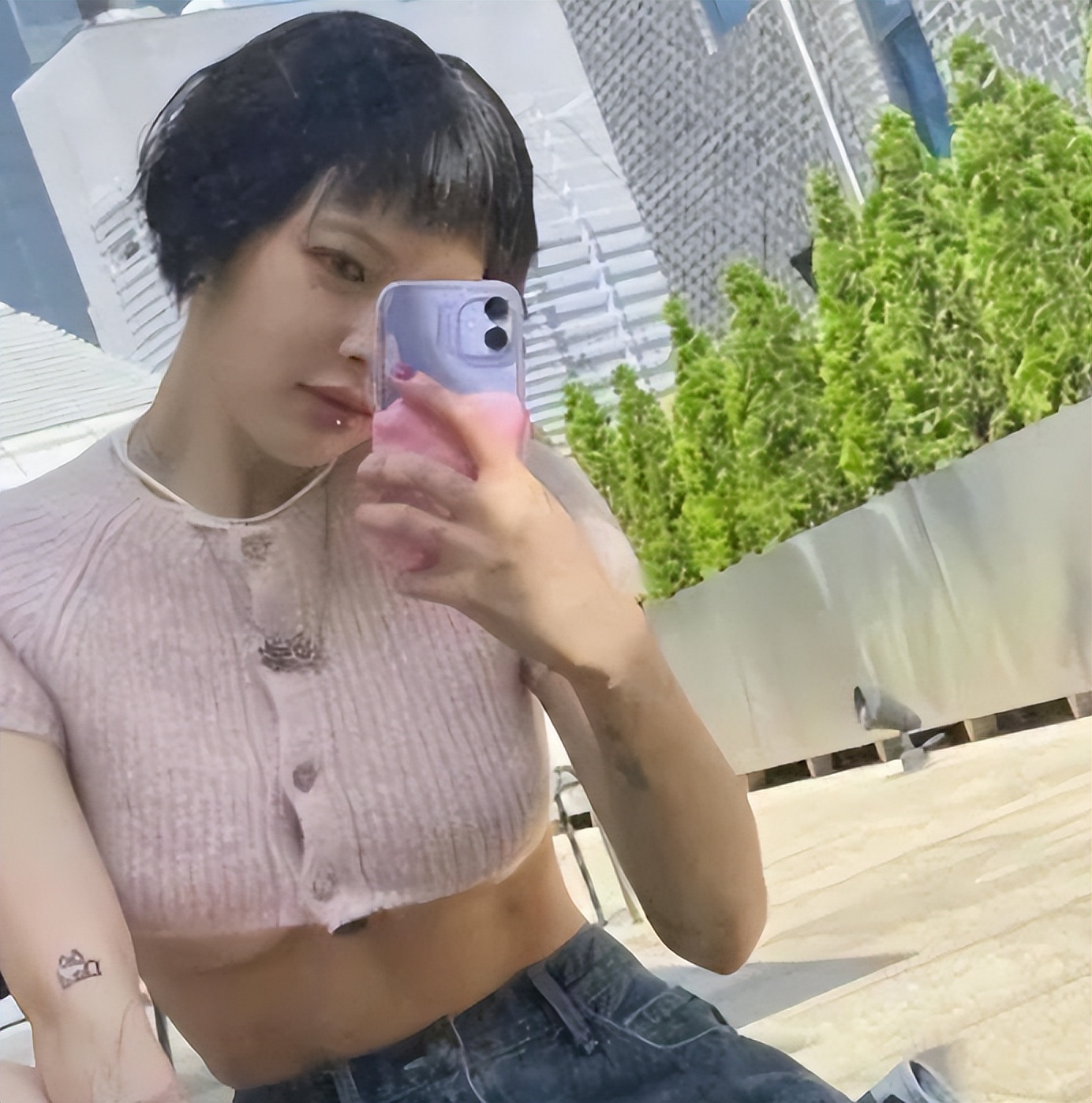 韩国女星露脐上衣 (韩国女明星露肩上衣)