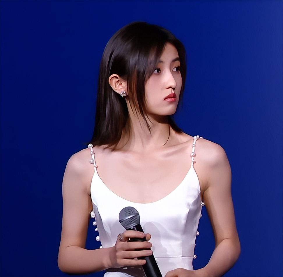 上海这一夜，内娱来了一大半，吴京谢霆锋拿大奖，冯小刚忙着交际