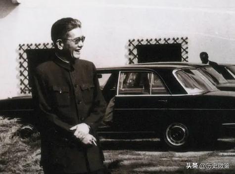76年周总理遗体火化前，乔冠华抱棺痛哭：我来做您的儿子为您送行