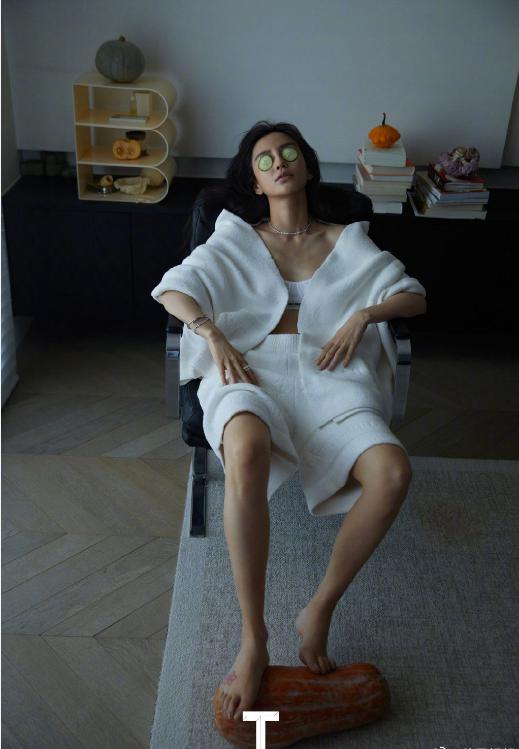 杨颖封面引热议,杨颖扔南瓜片段