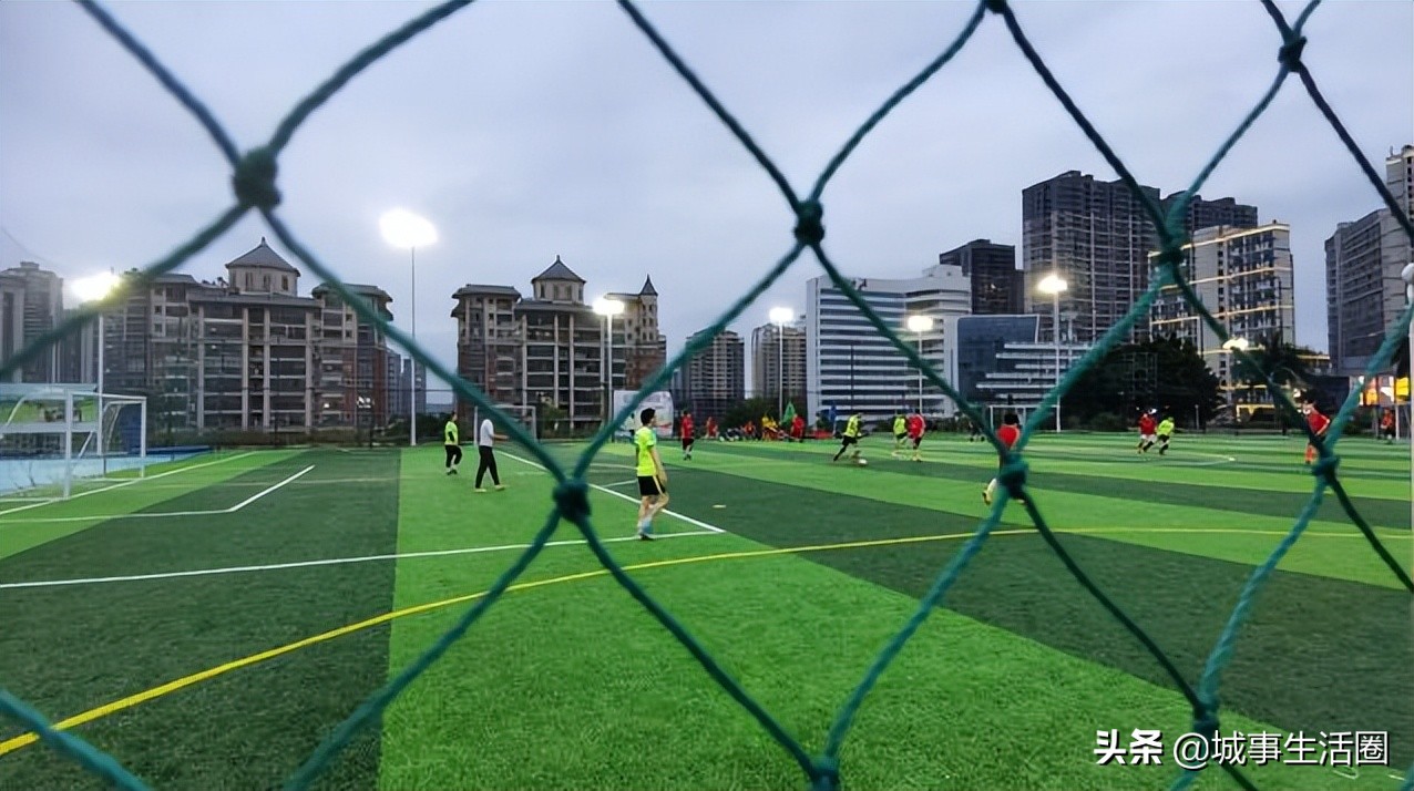 飞盘运动正悄然俘获年轻人的心,足球场地内玩飞盘