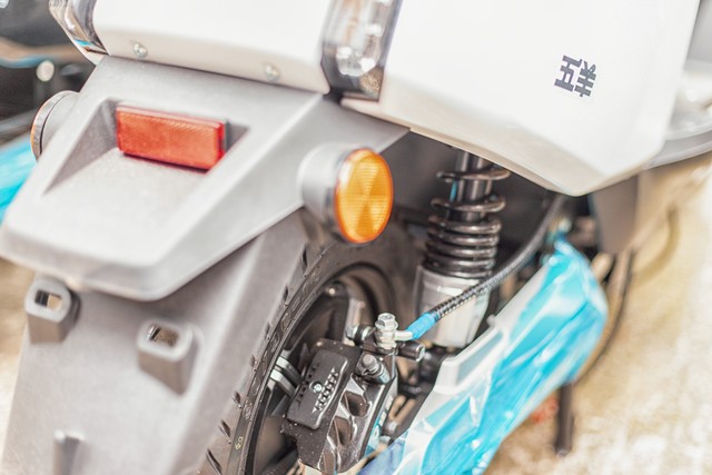 雅迪电动车扎胎修补服务,雅迪电动自行车补胎去哪