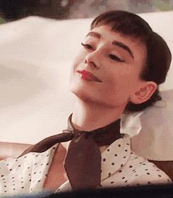 戴丝巾的女人有多时髦？从优雅女神到第一夫人，惊艳了整个时尚圈