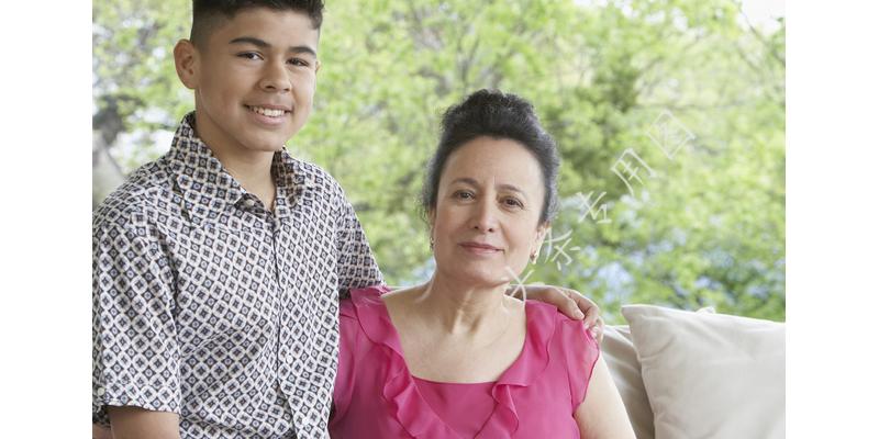 十一岁男孩应不应该跟父母分床睡,男孩几岁不能和母亲一起睡