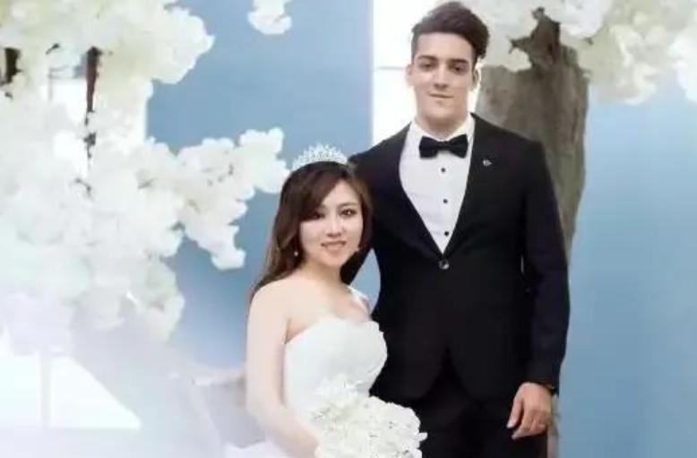 15年非洲富二代追求东北独眼美女，隔年领证裸婚，如今2个混血娃