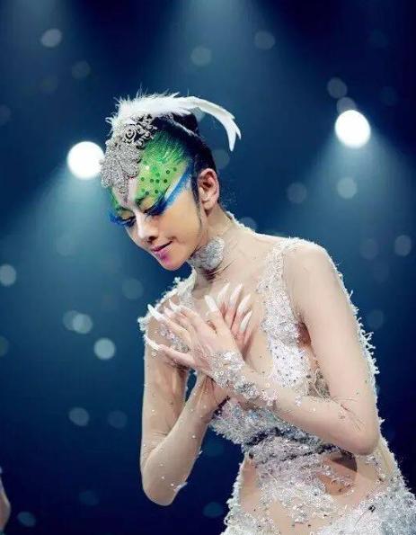 “一丝不挂”还不害臊，娱乐圈为艺术献身的“流氓真相”藏不住了