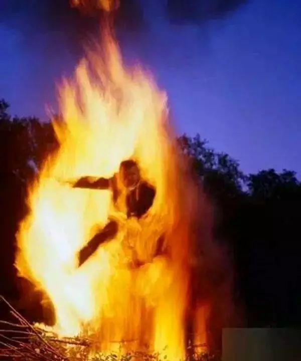 车祸司机被烧死事件,烧死人的交通事故新闻