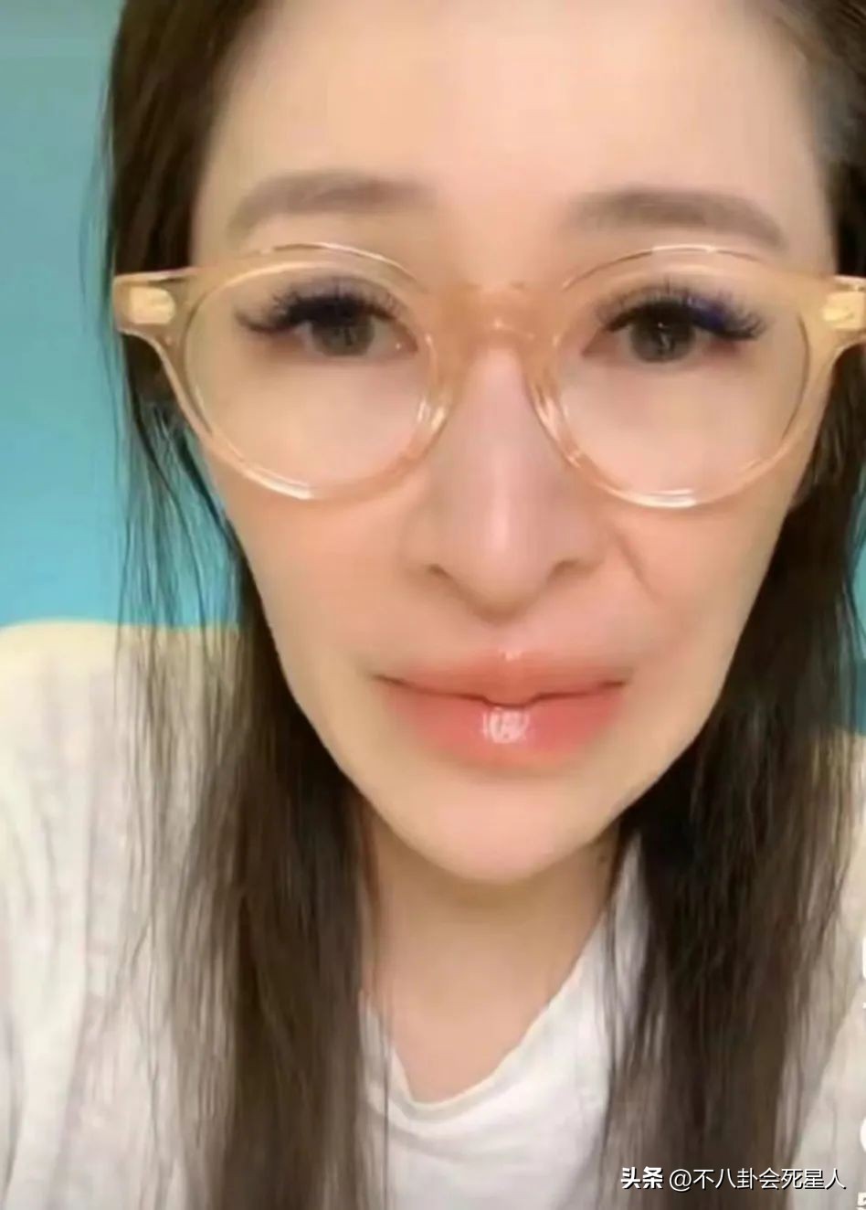 萧亚轩现在是什么脸型,40岁萧亚轩素颜出镜被嘲老气