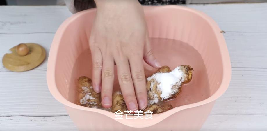 今天才发现，原来在枕头下放块生姜，可以去霉味，无论男女都有用