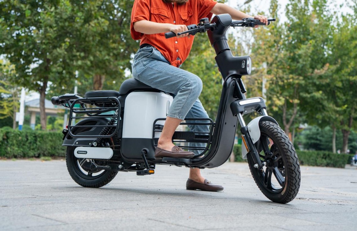 摩灵moi电动车银色,摩灵moi电动车视频