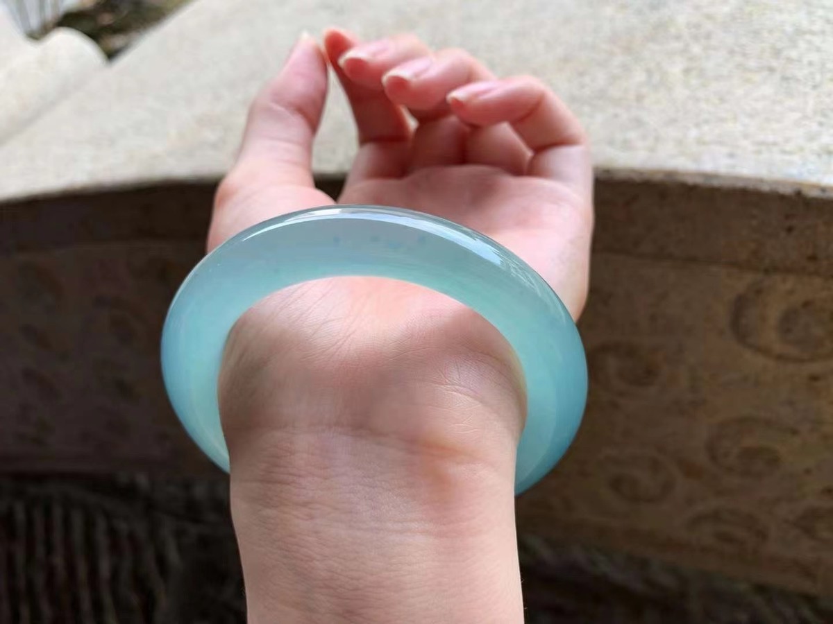 冰种天空蓝和蓝水翡翠哪个好,正冰天空蓝翡翠成品