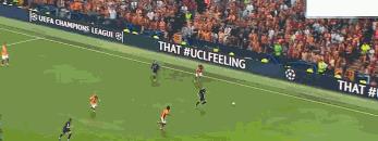 夜晚中绽放的烟花,足球烟花