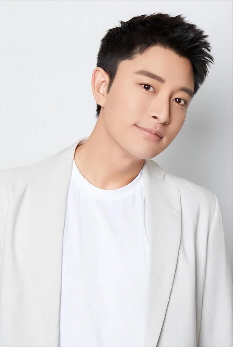 贾乃亮和李小璐甜馨穿亲子装,李小璐贾乃亮陪甜馨过六一儿童节