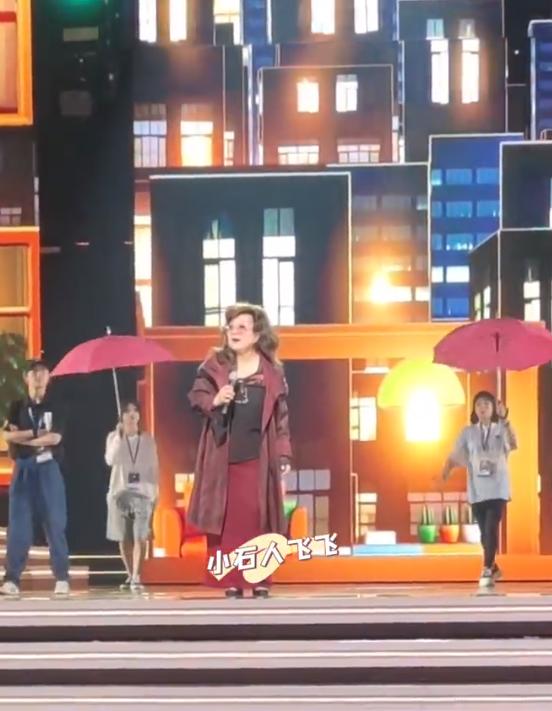 徐小凤怼人场面,周润发致敬徐小凤图文