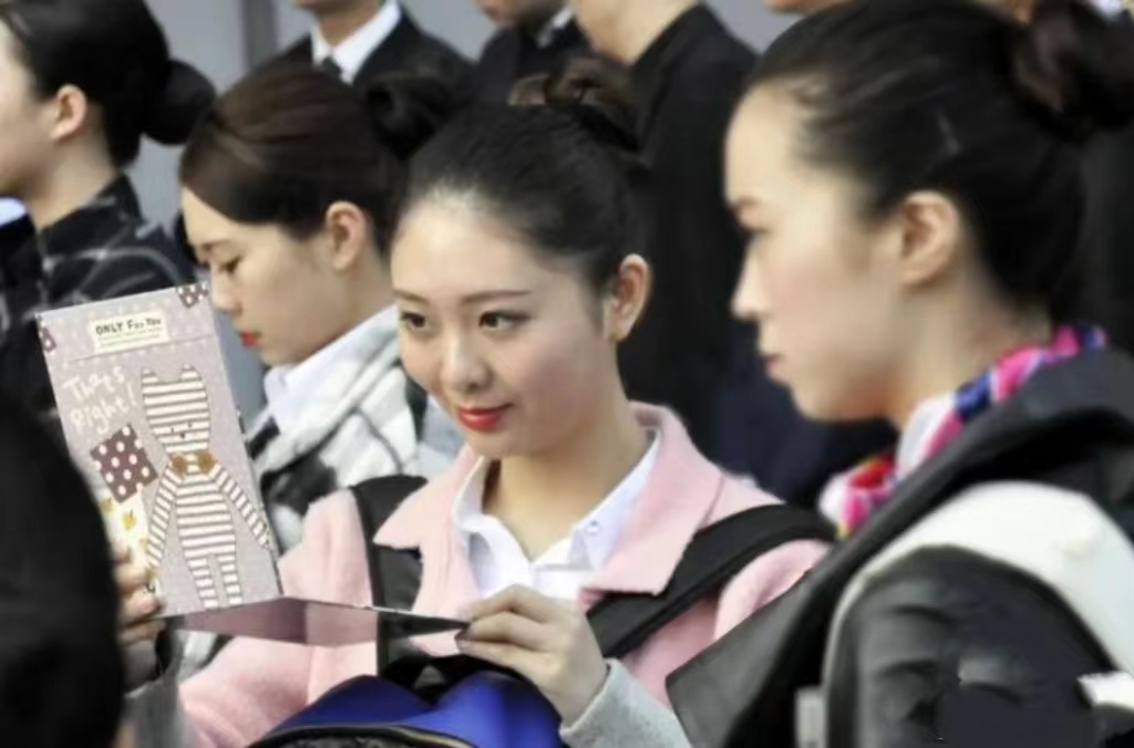 青岛航空空姐面试全过程,空乘面试排队青岛