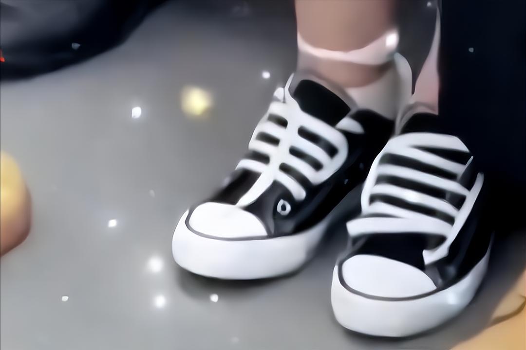 重庆，女子鞋带系成“单身”字样，吸引男子注意：男子秒懂加微信