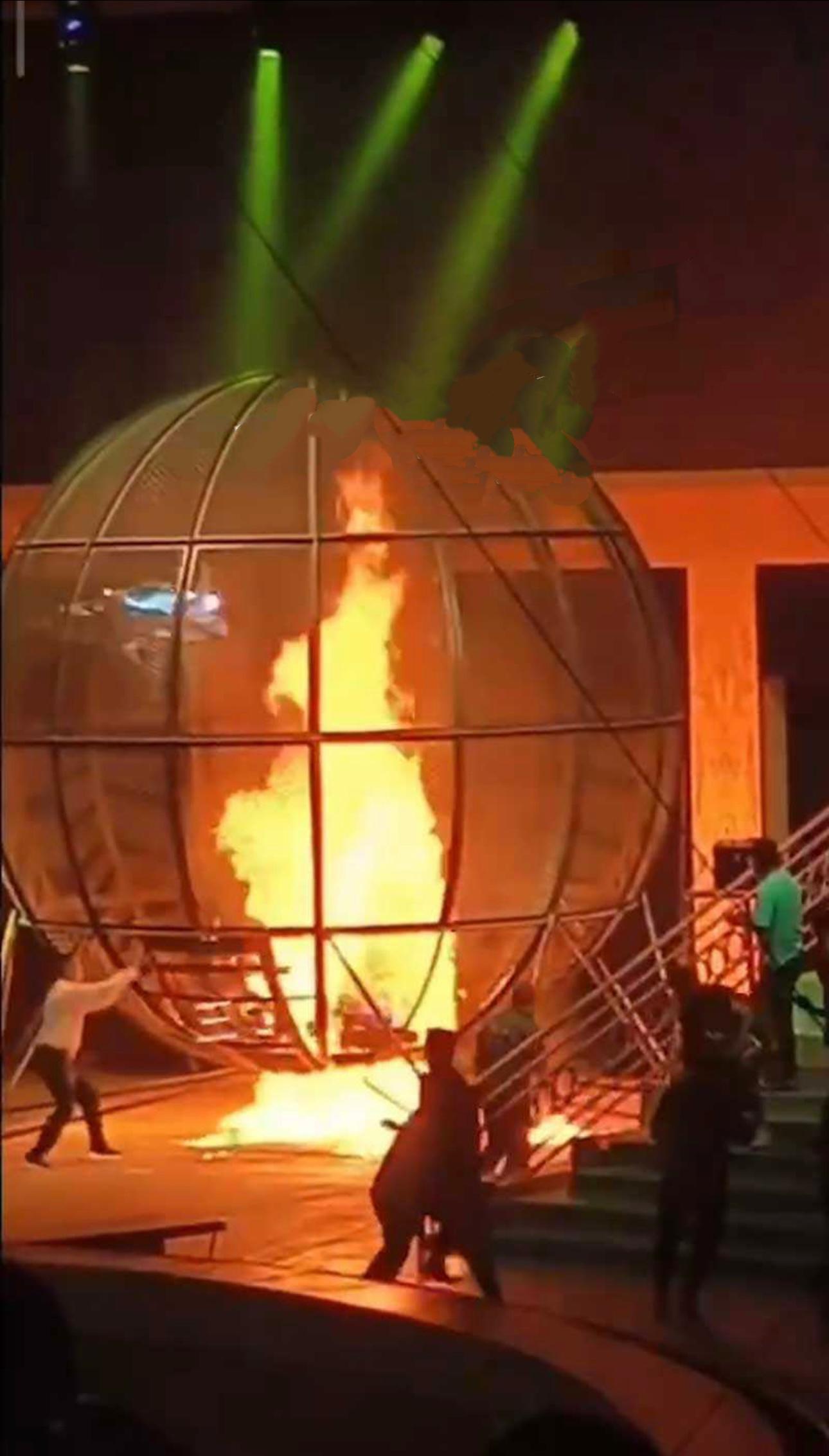 晋中马戏团起火原视频,马戏团摩托车表演起火