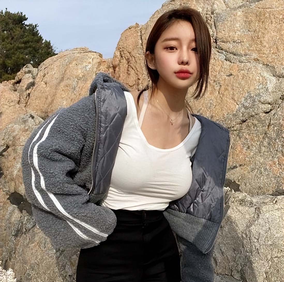 深圳街头惊现“地摊女友”，1元抱抱10元亲亲，网友：脑洞太大