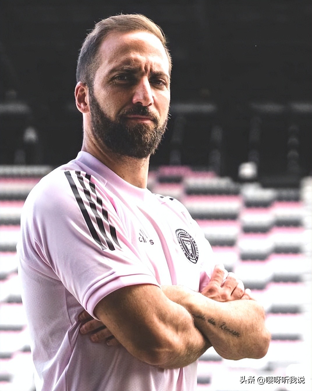 小烟枪泪洒发布会，34岁就宣布退役，梅老板又少一个“左膀右臂”