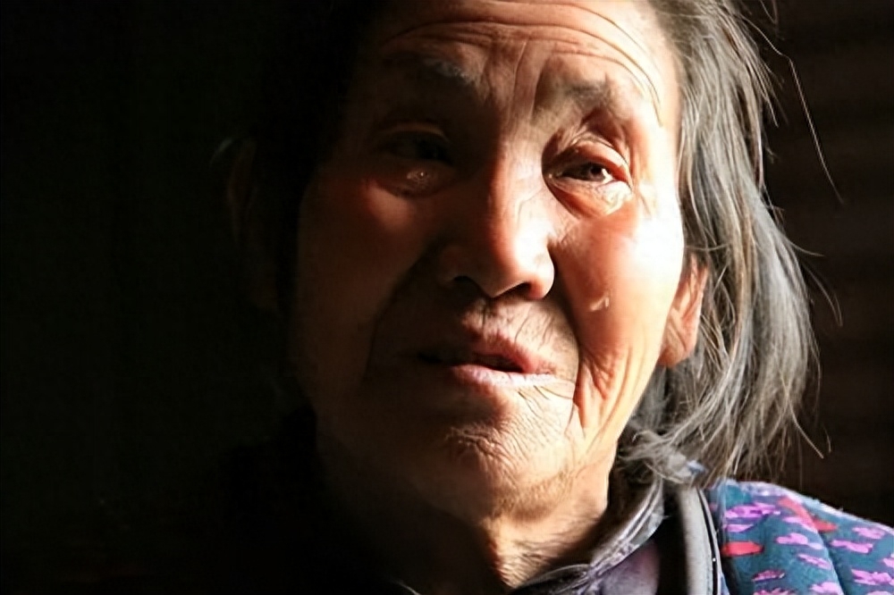 怀孕当天我碰见老公陪他初恋做产检，我流掉孩子，他又红了眼